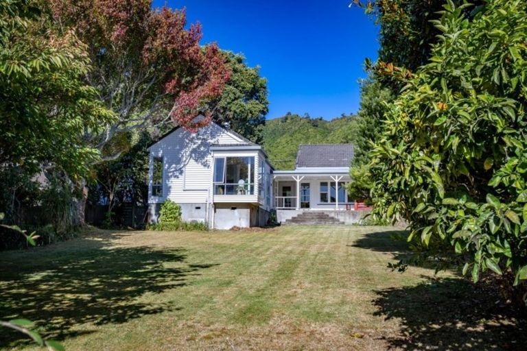Photo of property in 64 Winara Avenue, Waikanae, 5036