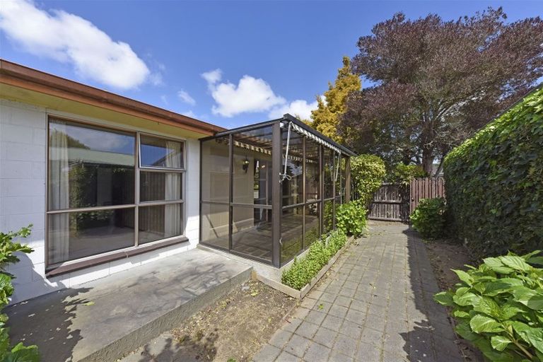 Photo of property in 1/25 Avonhead Road, Avonhead, Christchurch, 8042
