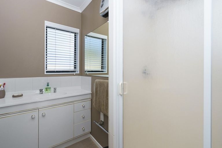 Photo of property in 4 Jasmine Place, Fitzherbert, Palmerston North, 4410