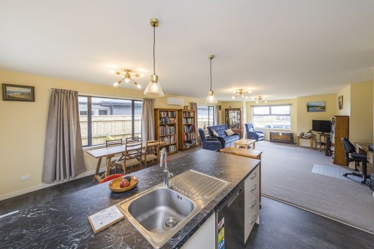 Photo of property in 5 Sardinia Grove, Fitzherbert, Palmerston North, 4410