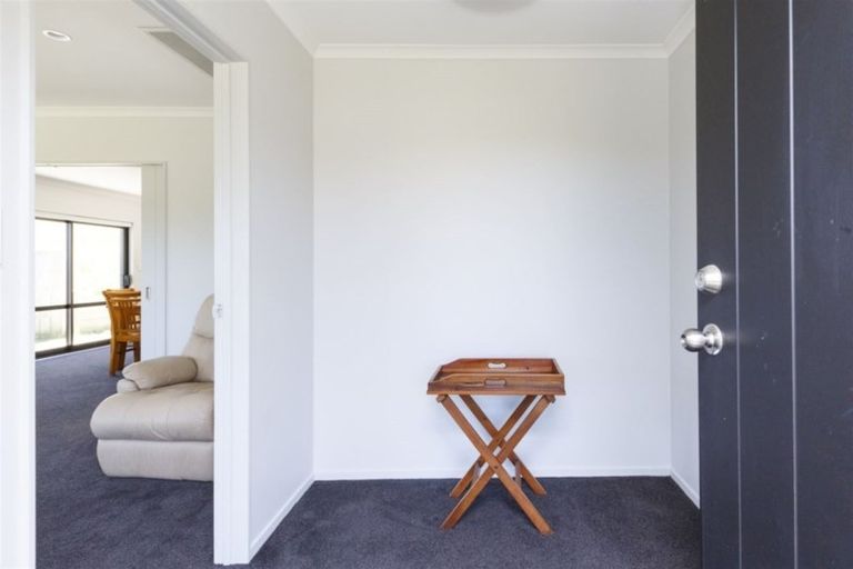 Photo of property in 20 La Lena Grove, Fitzherbert, Palmerston North, 4410