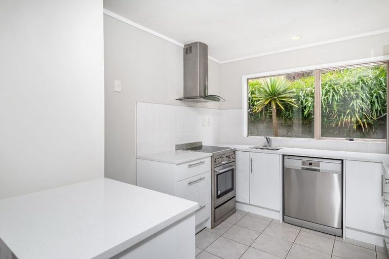 Photo of property in 2/98 Mountbatten Avenue, Hillcrest, Auckland, 0627