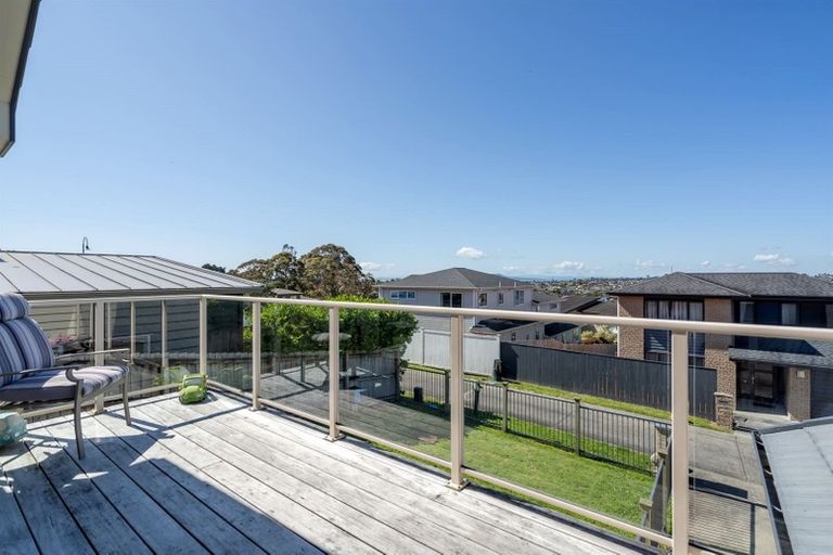 Photo of property in 9 Namsan Close, Fairview Heights, Auckland, 0632