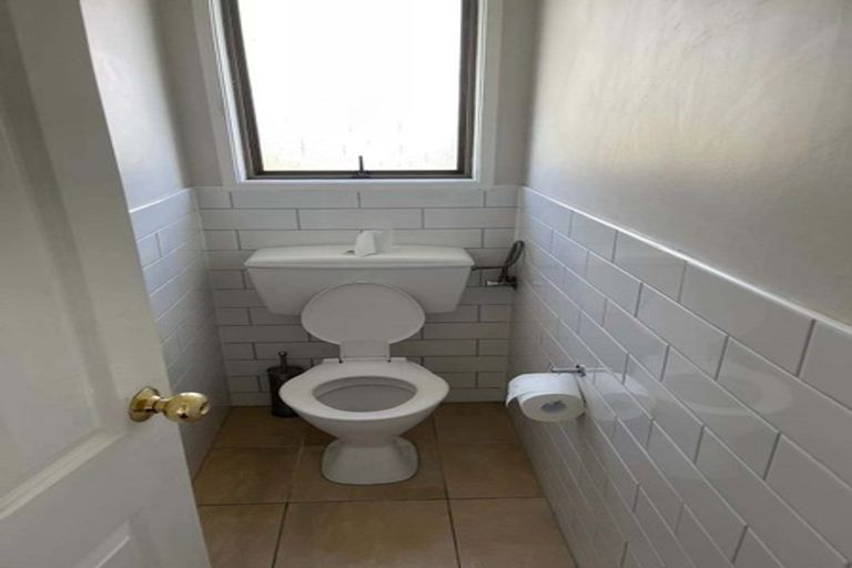 Photo of property in 16 Massine Place, Randwick Park, Auckland, 2105