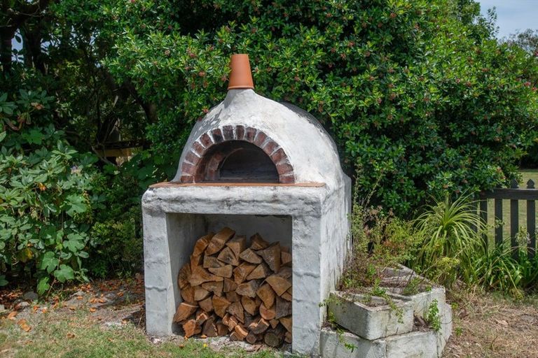 Photo of property in 20 Deakin Place, Clive, 4102