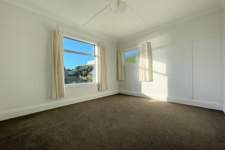 Photo of property in 24 Hungerford Road, Lyall Bay, Wellington, 6022