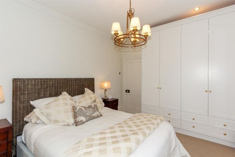 Photo of property in 28 Waiwaka Terrace, Strandon, New Plymouth, 4312