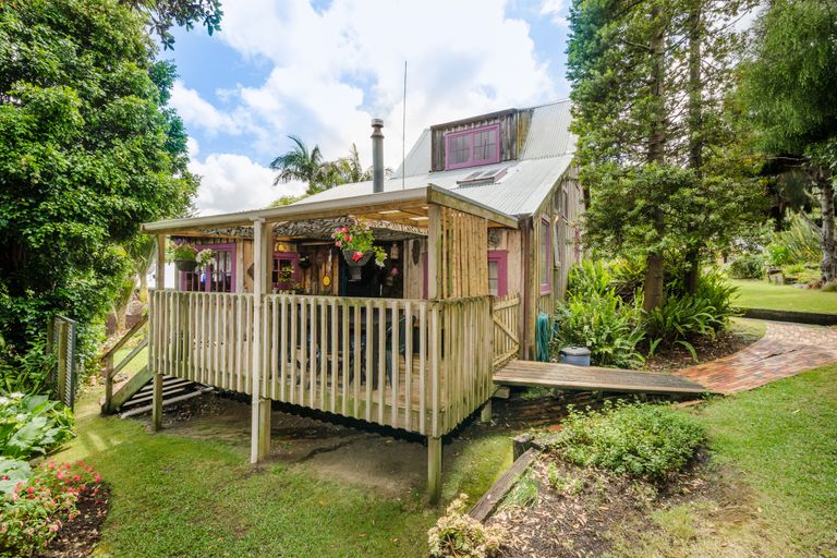 Photo of property in 289 Motutara Road, Muriwai, Waimauku, 0881