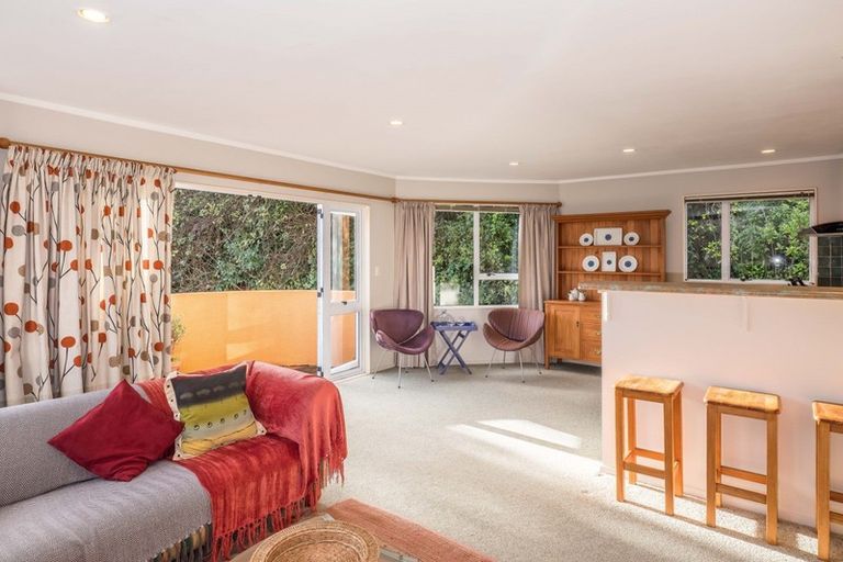 Photo of property in 5 Erskine Close, Island Bay, Wellington, 6023