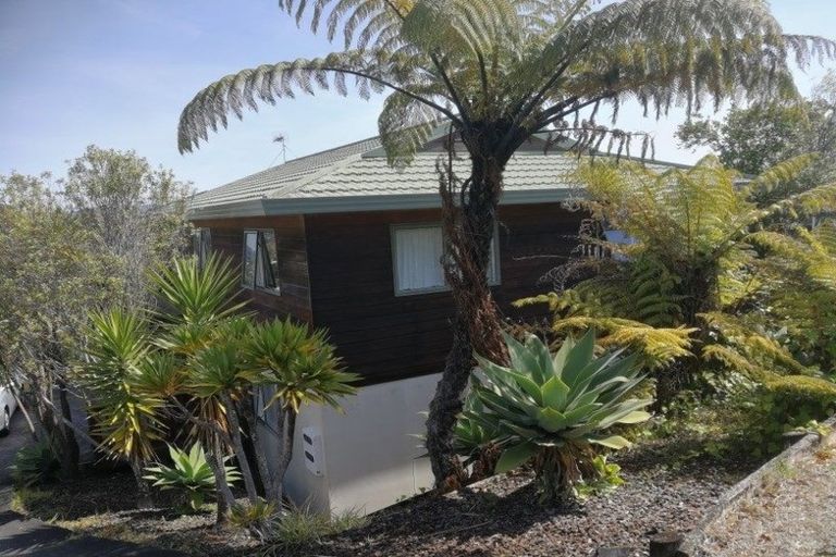 Photo of property in 24 Worthington Place, West Harbour, Auckland, 0618