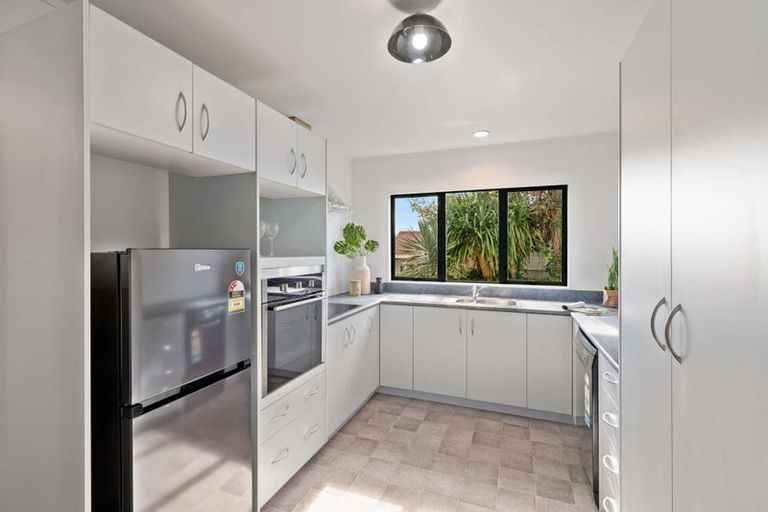 Photo of property in 19 Lasque Place, Glen Eden, Auckland, 0602