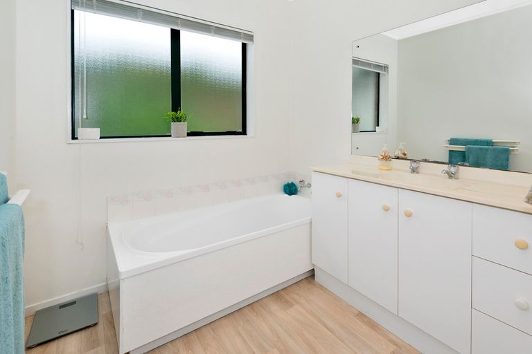 Photo of property in 2/36 Queen Street, Papakura, 2110