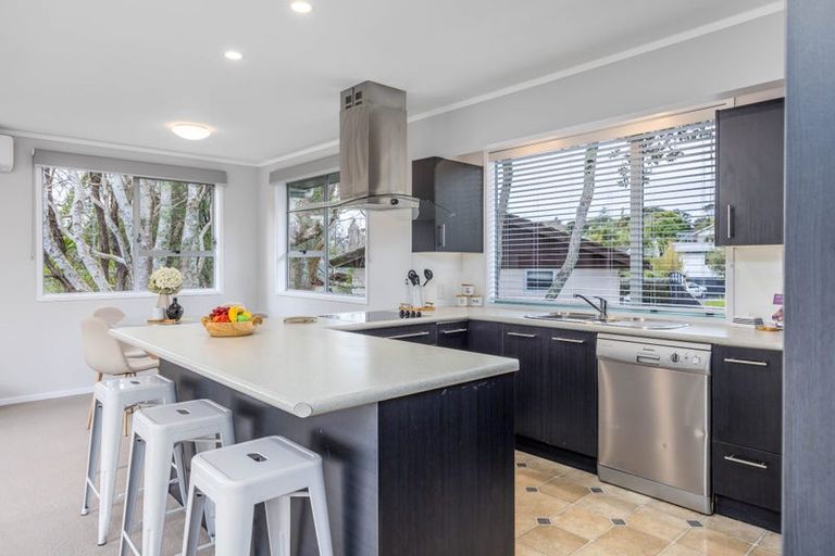 Photo of property in 37 Onedin Place, Titirangi, Auckland, 0604