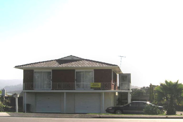 Photo of property in 2/4210a Great North Road, Glendene, Auckland, 0602