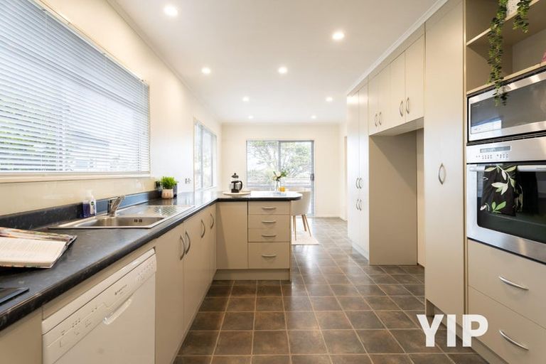 Photo of property in 14 Cheyne Walk, Newlands, Wellington, 6037