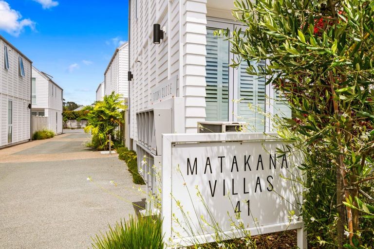 Photo of property in 12 Titoki Close, Matakana, 0985