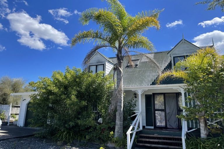 Photo of property in 11 Scarlock Avenue, Browns Bay, Auckland, 0630