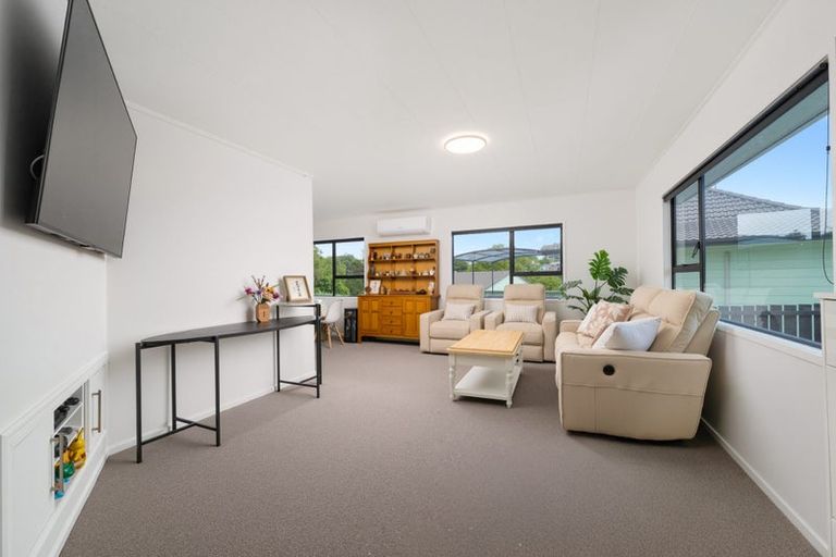 Photo of property in 9 West Harbour Drive, West Harbour, Auckland, 0618