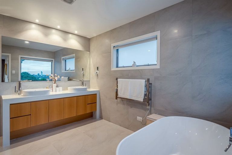 Photo of property in 13a Parr Terrace, Castor Bay, Auckland, 0620