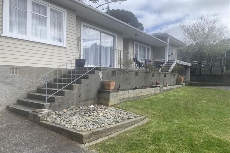 Photo of property in 28 Thomson Grove, Stokes Valley, Lower Hutt, 5019