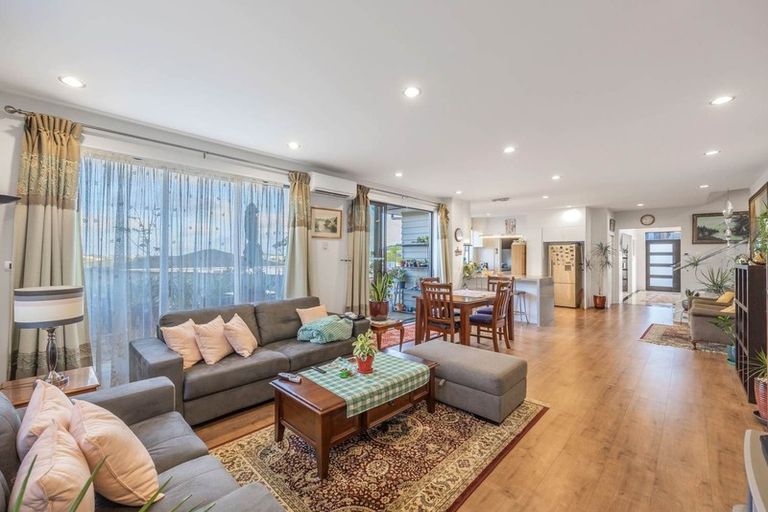 Photo of property in 14 Golden Morning Drive, Albany Heights, Auckland, 0632