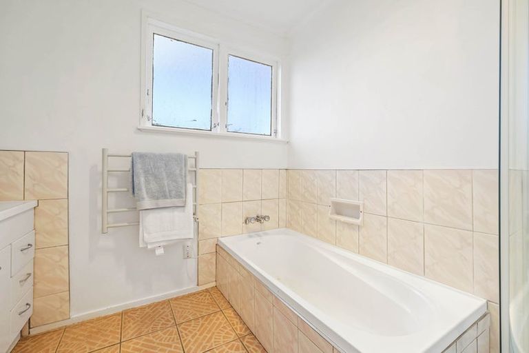 Photo of property in 10 La Trobe Street, Pakuranga Heights, Auckland, 2010