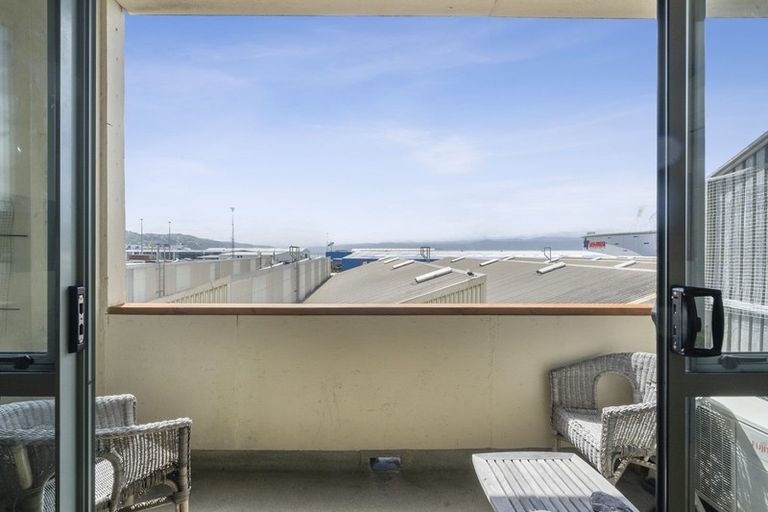 Photo of property in Metro Apartments, 11/220 Thorndon Quay, Pipitea, Wellington, 6011