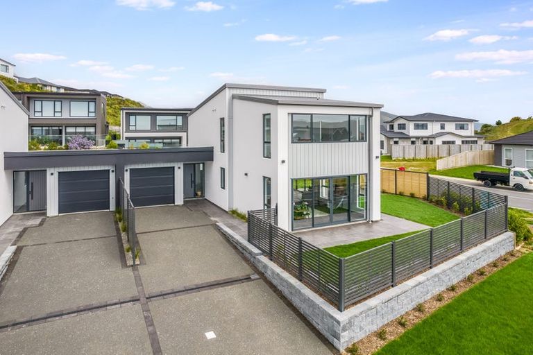 Photo of property in 2a Kaiaho Close, Aotea, Porirua, 5024