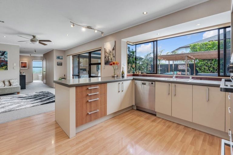 Photo of property in 6 Citation Way, Botany Downs, Auckland, 2010