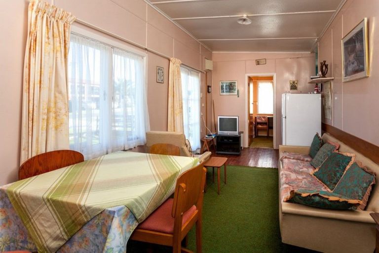 Photo of property in 114 Beverley Terrace, Whangamata, 3620