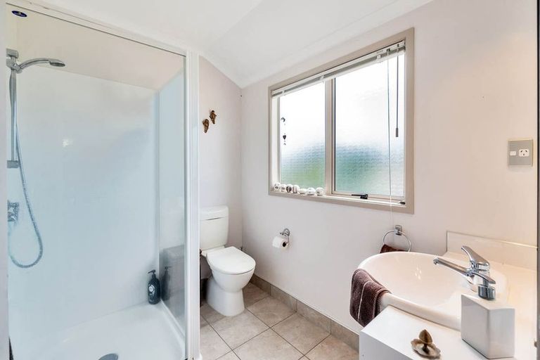 Photo of property in 6 Fairford Avenue, Henderson, Auckland, 0612