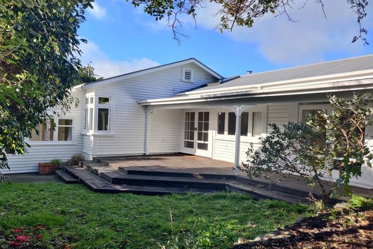 Photo of property in 9 Newcombe Crescent, Karori, Wellington, 6012
