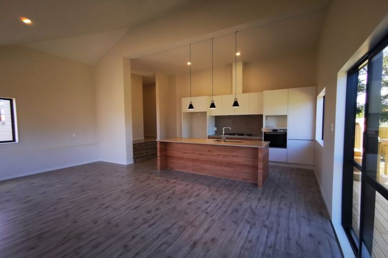 Photo of property in 2 Tarara Lane, Kumeu, 0810