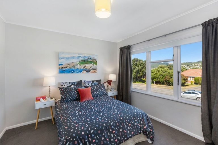 Photo of property in 23-23a Kapiti Crescent, Titahi Bay, Porirua, 5022