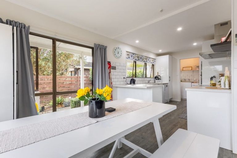 Photo of property in 34a Rewarewa Crescent, Waikanae, 5036