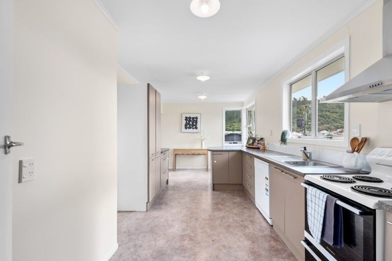 Photo of property in 4 Thomson Grove, Stokes Valley, Lower Hutt, 5019