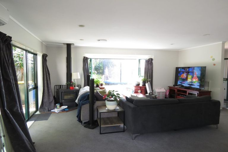 Photo of property in 6 Skybird Place, Glen Eden, Auckland, 0602