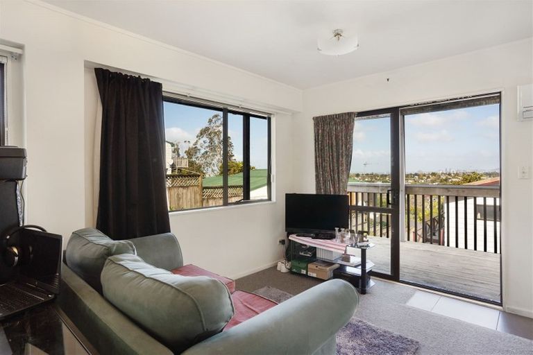 Photo of property in 1/51b Sunset Road, Totara Vale, Auckland, 0632