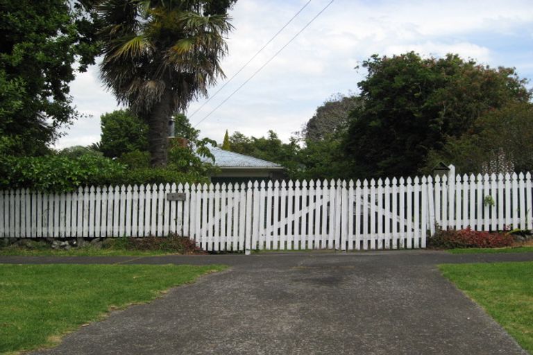 Photo of property in 9b Kiwi Esplanade, Mangere Bridge, Auckland, 2022