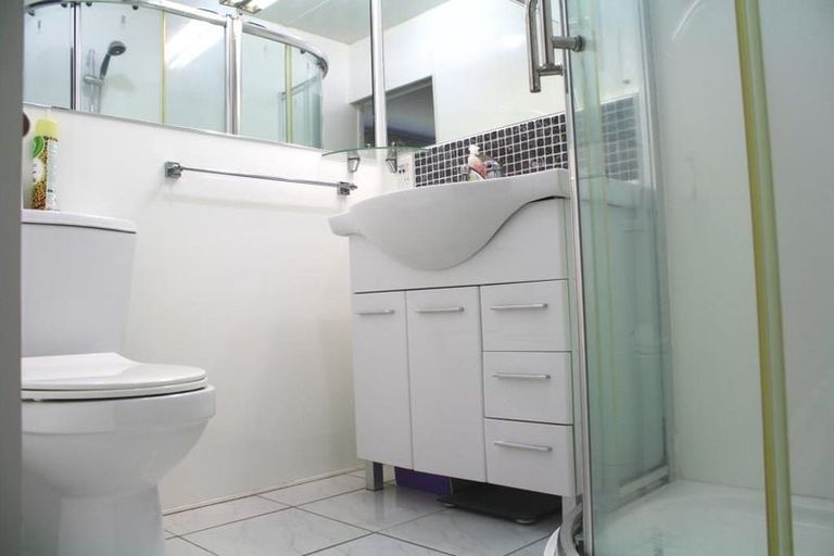 Photo of property in 1/5 Halberg Street, Glenfield, Auckland, 0629