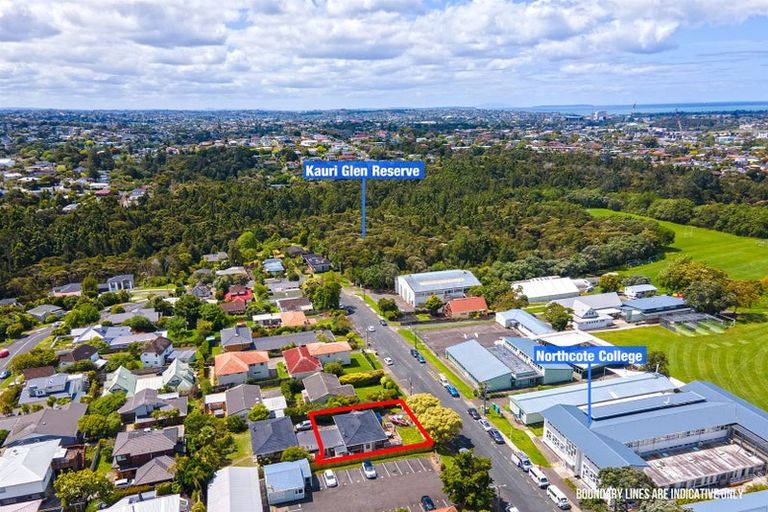 Photo of property in 1/12 Kauri Glen Road, Northcote, Auckland, 0627