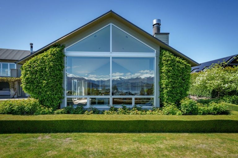Photo of property in 1 Briar Bank Drive, Wanaka, 9305