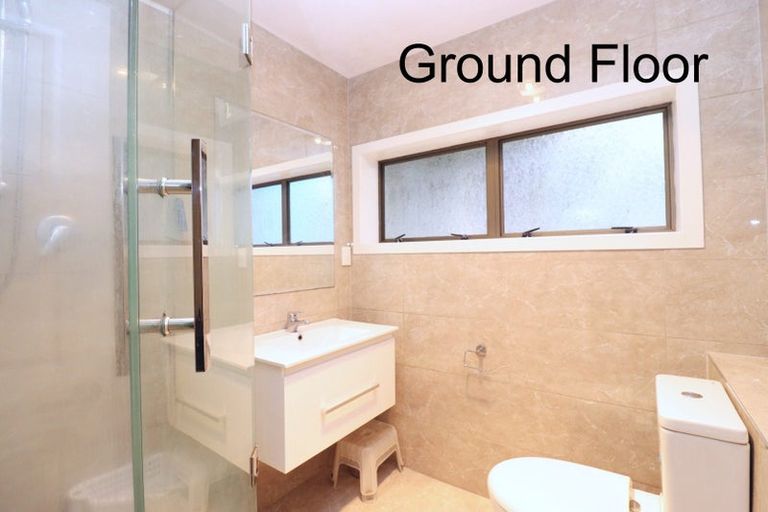 Photo of property in 15 Kingsclere Place, Goodwood Heights, Auckland, 2105