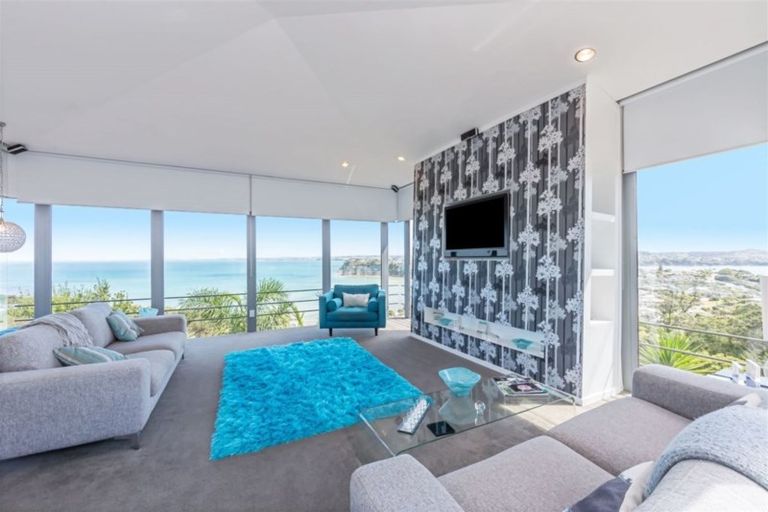 Photo of property in 61 Roberts Road, Matakatia, Whangaparaoa, 0930