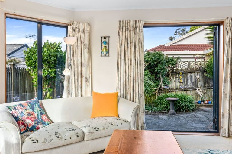 Photo of property in 19 Angel Way, Stanmore Bay, Whangaparaoa, 0932