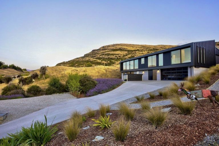 Photo of property in 8 Spring Hill Road, Kelvin Heights, Queenstown, 9300