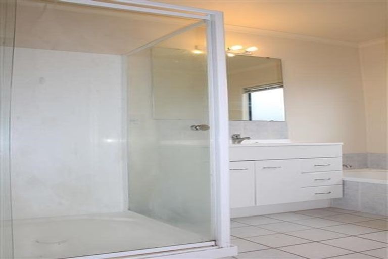 Photo of property in 27 Armoy Drive, East Tamaki, Auckland, 2016