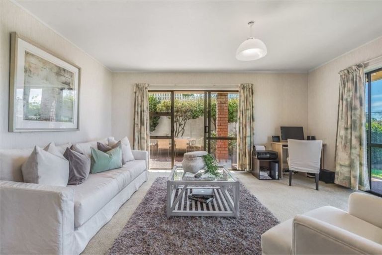 Photo of property in 2/33 Parr Terrace, Castor Bay, Auckland, 0620