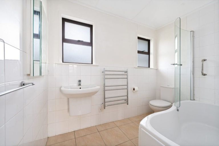 Photo of property in 86 Flanshaw Road, Te Atatu South, Auckland, 0610