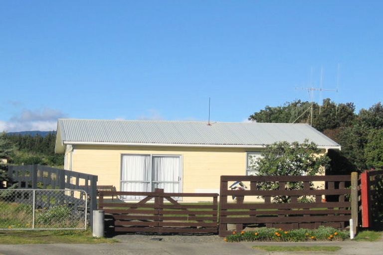 Photo of property in 17 Colenso Place, Otaki Beach, Otaki, 5512